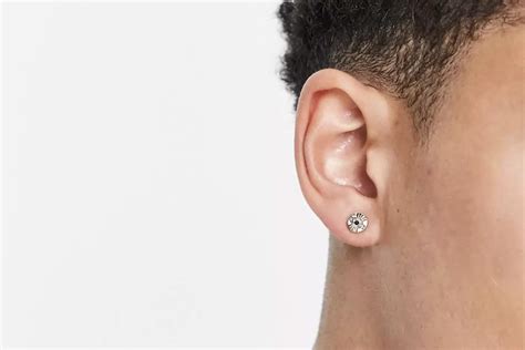 Boucles d'oreilles Gucci pour homme .